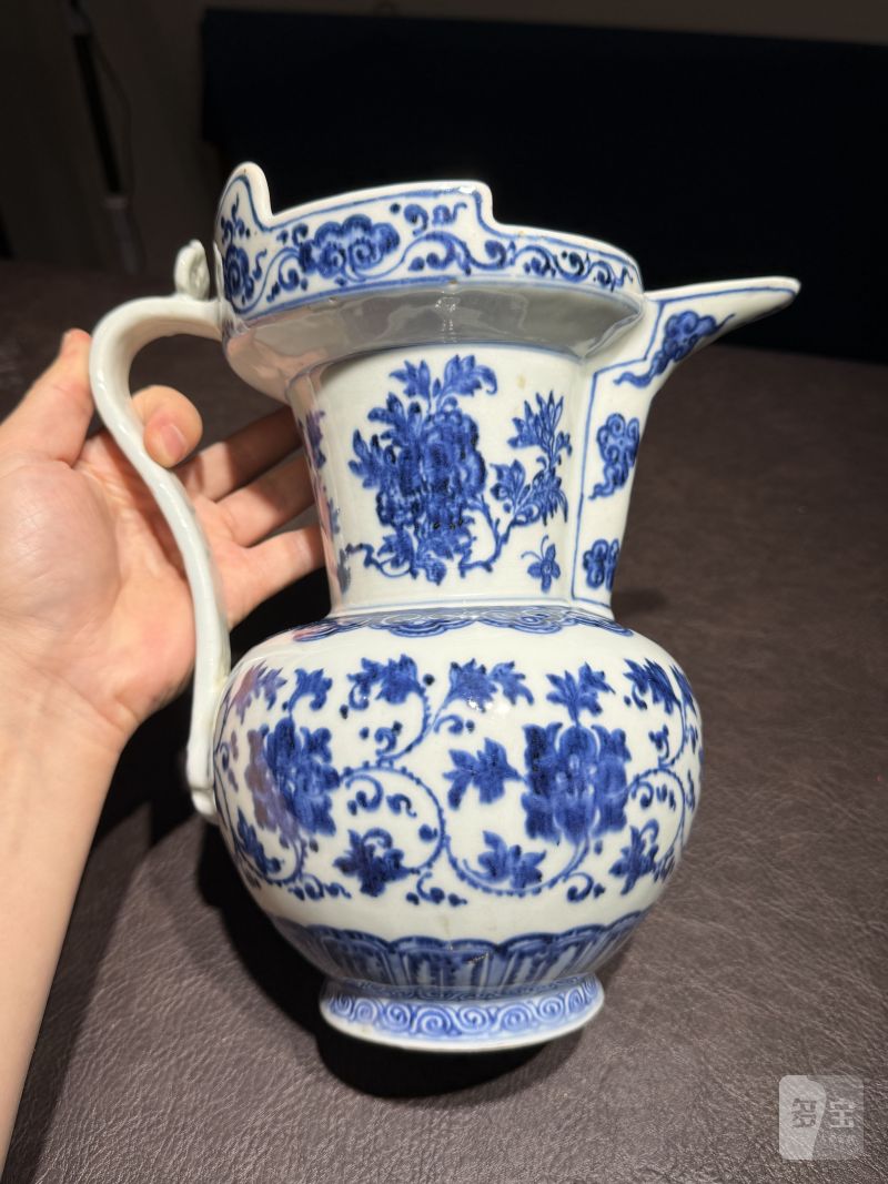 清乾隆 青花缠枝花卉纹僧帽壶 - 图7